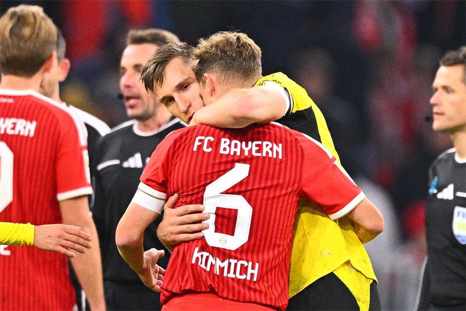 Nationalmannschafts-Kollege Nico Schlotterbeck umarmt Joshua Kimmich nach dem Spiel.Tom Weller/dpa