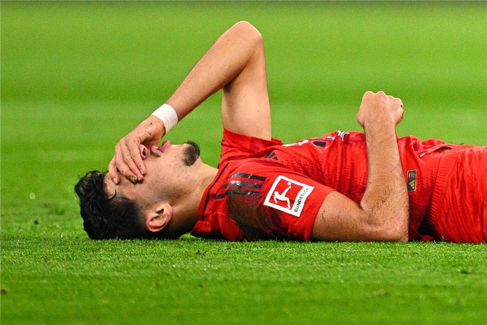 Schlüsselbeinbruch: Pavlovic droht langes Aus Nationalspieler Aleksandar Pavlovic verletzte sich früh.Tom Weller/dpa