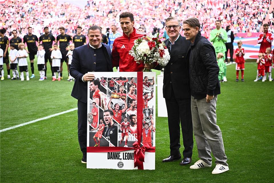 Nationalspieler Leon Goretzka (2vl) wird vor dem Spiel von den Bayern-Bossen Max Eberl, Jan-Christian Dreesen und Christoph Freund verabschiedet.Tom Weller/dpa