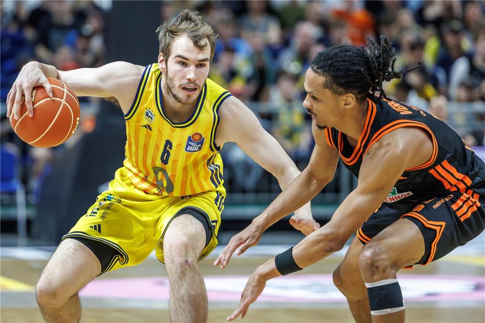 Nationalspieler Malte Delow (l) im Duell mit Vechtas Alonzo Verge.Andreas Gora/dpa