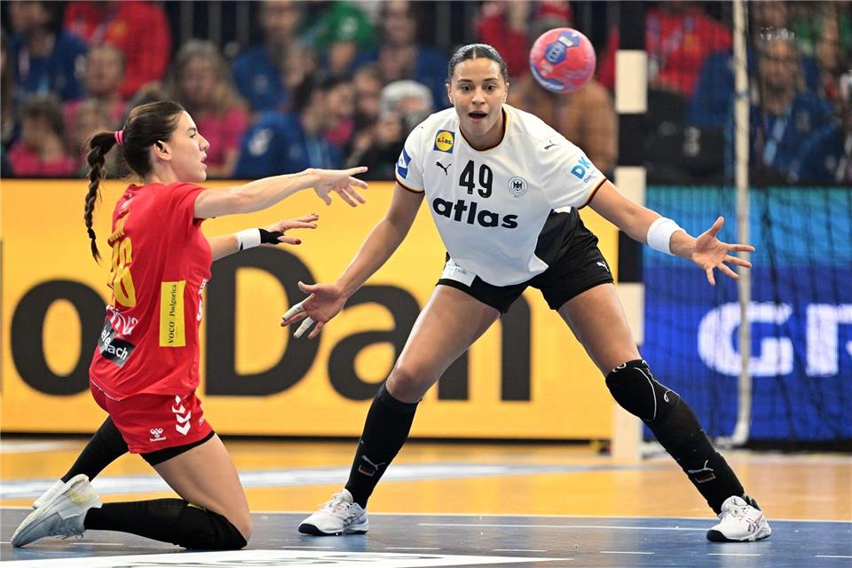 Nationalspielerin Aimée von Pereira (r) hört mit dem Handball auf. (Archivbild)Federico Gambarini/dpa