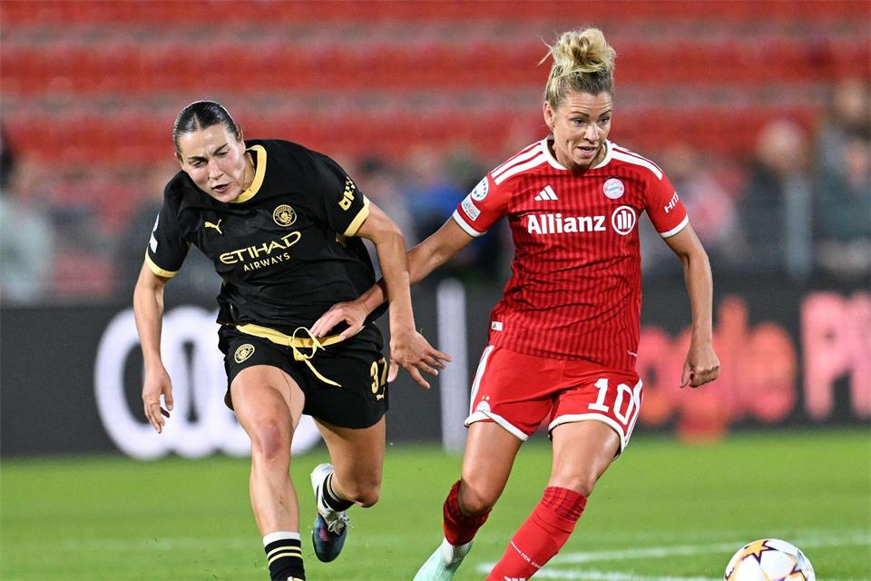 Nationalspielerin Carlotta Wamser (l) traf erstmals für City.Sven Hoppe/dpa