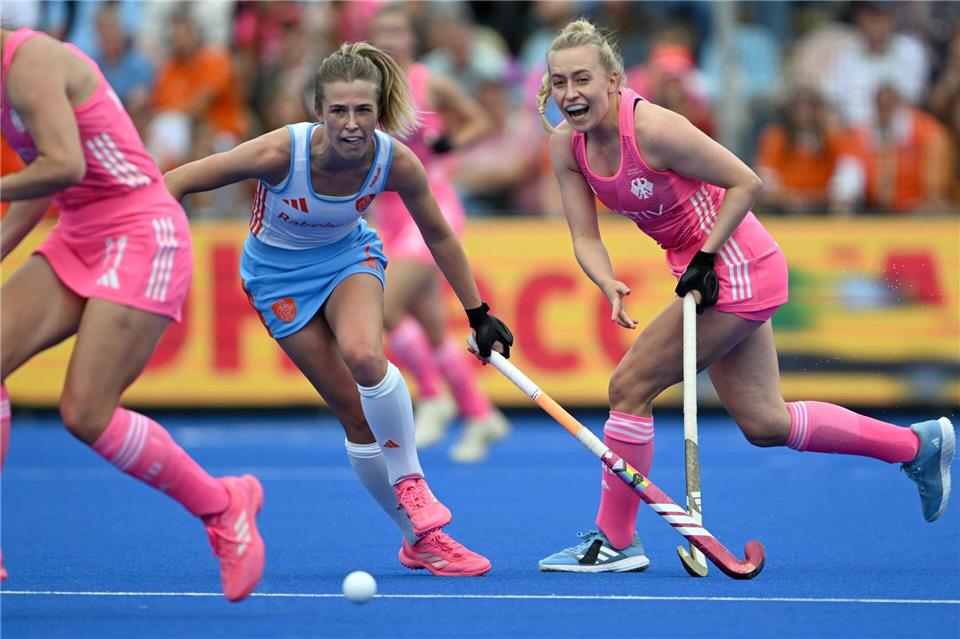 Nationalspielerin Sara Strauss (r.) erzielte die Führung für ihren Düsseldorfer HC im DM-Finale.Federico Gambarini/dpa