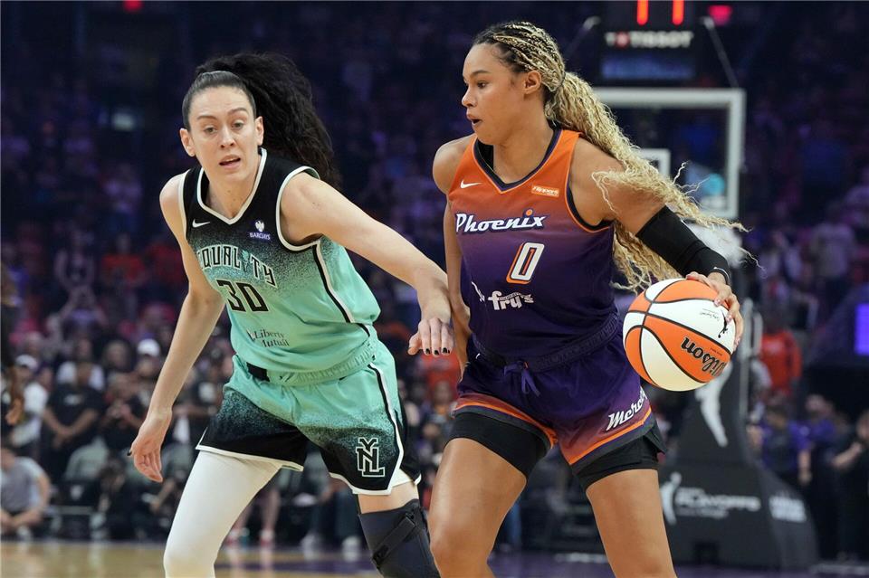 Nationalspielerin Satou Sabally (r) hatte großen Anteil am Weiterkommen von Phoenix in den WNBA-Playoffs.Rick Scuteri/AP/dpa