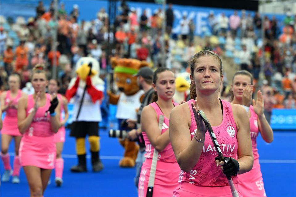 Nationalspielerin Sonja Zimmermann (r.) hat mit ihrem Mannheimer HC das DM-Finale verloren.Federico Gambarini/dpa