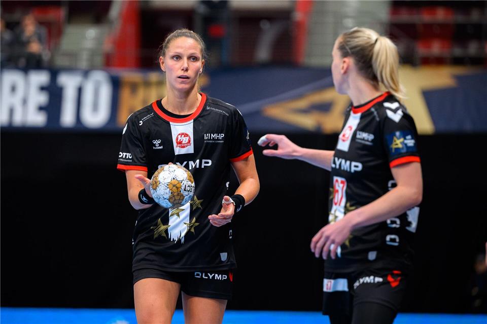 Nationalspielerin Xenia Smits (l) findet einen neuen Verein.Marco Wolf/dpa