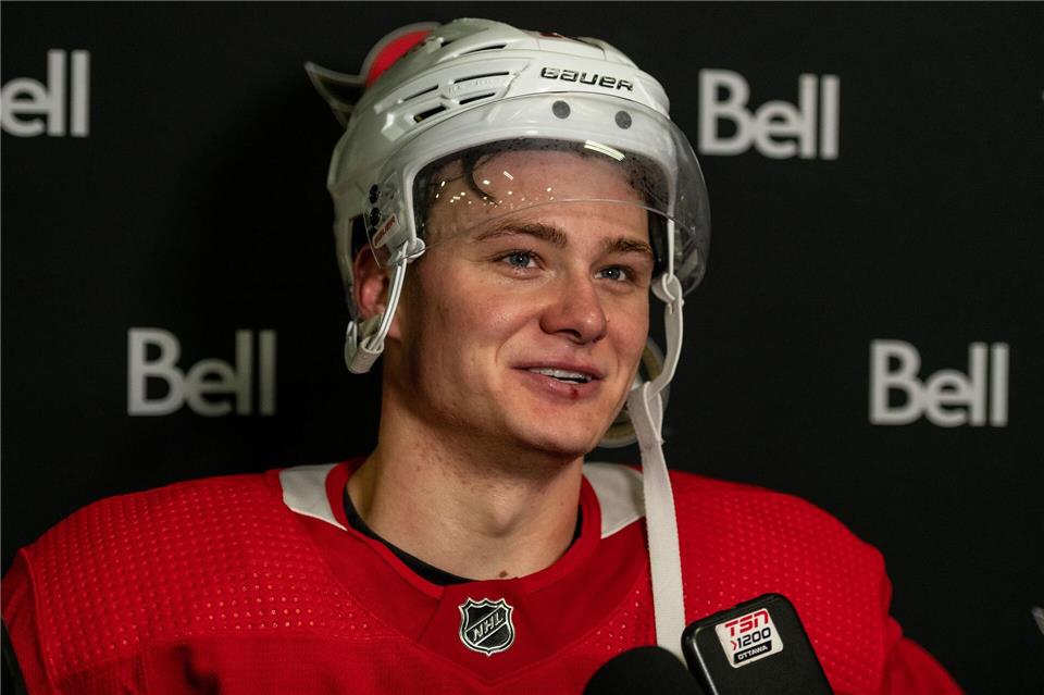 Nationalstürmer Stützle freut sich auf die Spiele in seiner Heimat. (Archivbild)Maximilian Haupt/dpa