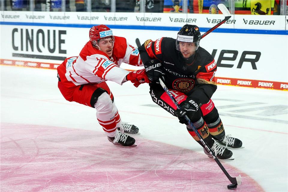 Nationalstürmer Tobias Rieder (r) fehlt verletzt beim Deutschland Cup in Landshut. (Archivbild)Christian Kolbert/dpa