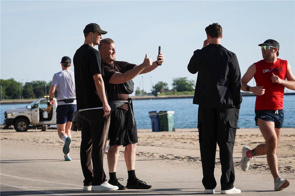Nationaltorwart Manuel Neuer macht ein Foto mit einem Fan.Christian Charisius/dpa