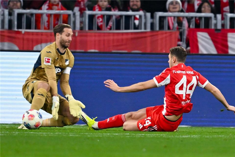 Nationaltorwart Oliver Baumann (l) hielt in München trotz fünf Gegentoren sehr gut. Nach dem Spiel äußerte sich der Kapitän zu den Querelen im Verein.  Sven Hoppe/dpa