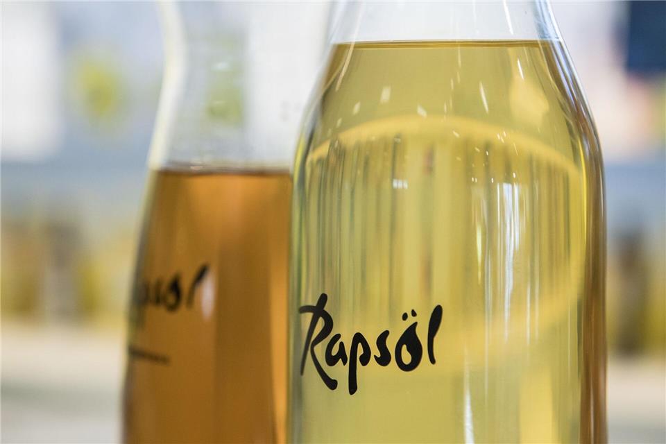 Natives Rapsöl hat einen kräftig-frischen Geschmack. Es eignet zum Dünsten. Soll scharf angebraten oder frittiert werden, verwendet man besser raffiniertes Rapsöl.picture alliance/dpa