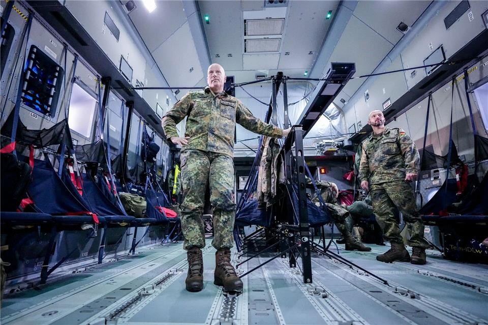 Nato-General Ingo Gerhartz im Truppentransporter A400M auf dem Weg ins südspanische Rota.Kay Nietfeld/dpa