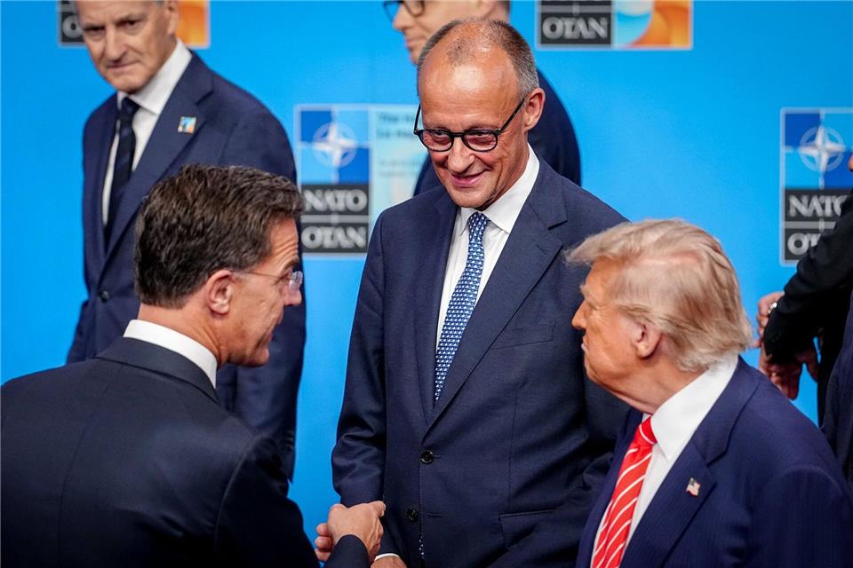 Nato-Generalsekretär Mark Rutte (l) freut sich über die Einigung zwischen Bundeskanzler Friedrich Merz und US-Präsident Donald Trump. (Archivbild)Kay Nietfeld/dpa