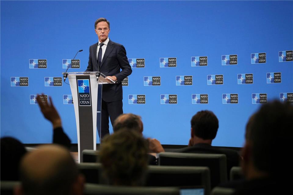 Nato warnt Russland vor weiteren Luftraumverletzungen Nato-Generalsekretär Mark Rutte machte klar, dass die Nato - wenn notwendig - auch ein Flugzeug abschießen werde.Virginia Mayo/AP/dpa
