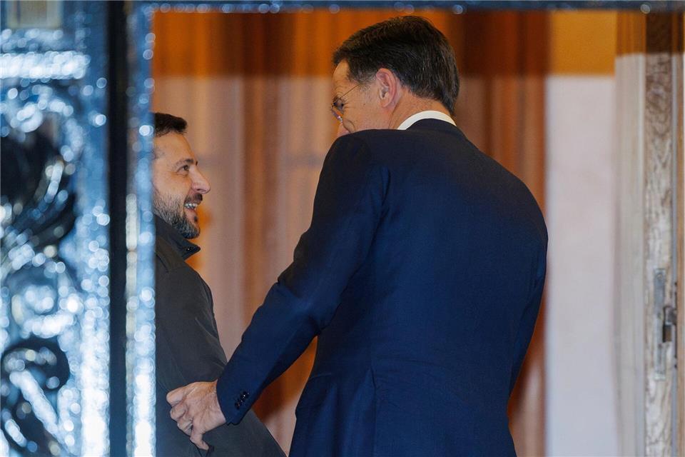 Nato-Generalsekretär Mark Rutte will den ukrainischen Präsidenten Wolodymyr Selensky am Abend in seiner Residenz empfangen. (Archivbild)Olivier Matthys/Pool EPA/AP/dpa
