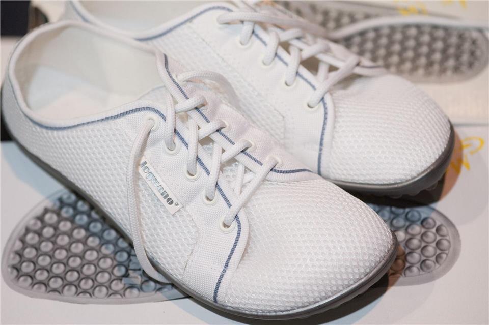 Natürliche Fußbewegung fördern: Barfußschuhe zeichnen sich durch eine dünne, flexible Sohle und viel Zehenfreiheit aus.Klaus-Dietmar Gabbert/dpa-tmn