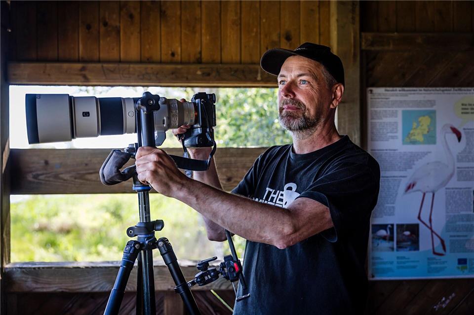 Natur-Fotograf Erik Ottema in einer Beobachtungs-Hütte.Lars Berg/dpa