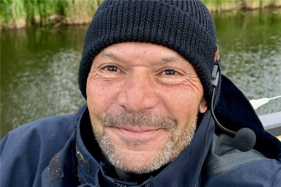 Naturführer Jens Günther steuert das Boot durch das Peenetal.Wolfgang Stelljes/dpa-tmn