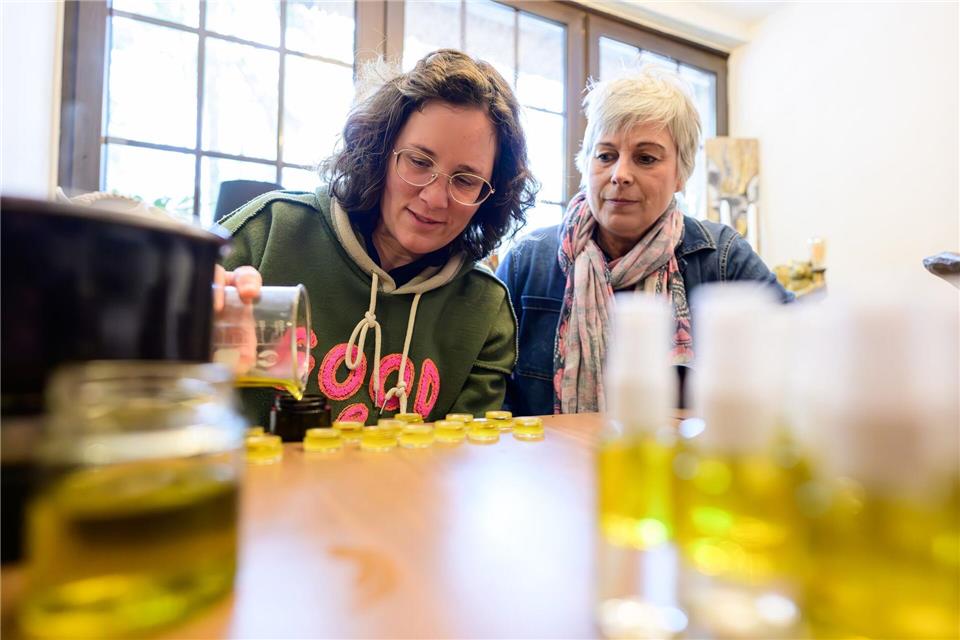 Naturkosmetik aus der Lüneburger Heide: Tannenwachs und Bienenöl. Philipp Schulze/dpa