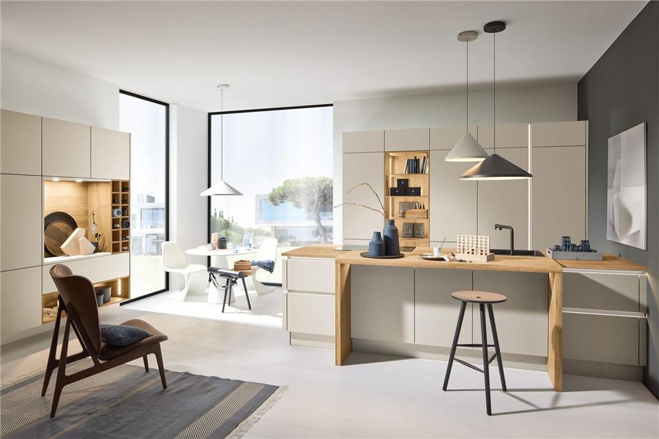 Naturnahe Töne und ruhige Holzoptiken erzeugen eine wohnliche Atmosphäre.Nolte Küchen/dpa-tmn