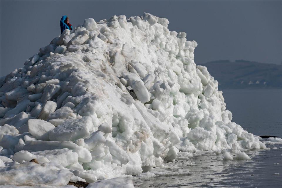 Naturschauspiel: Auf der Insel Rügen türmen sich immer noch Eisschollen zu meterhohen Bergen auf. Stefan Sauer/dpa