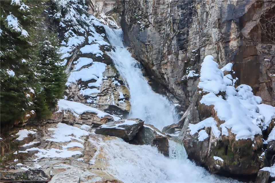 Naturwahrzeichen des Ortes: der Wasserfall in Bad GasteinVerena Wolff/dpa-tmn