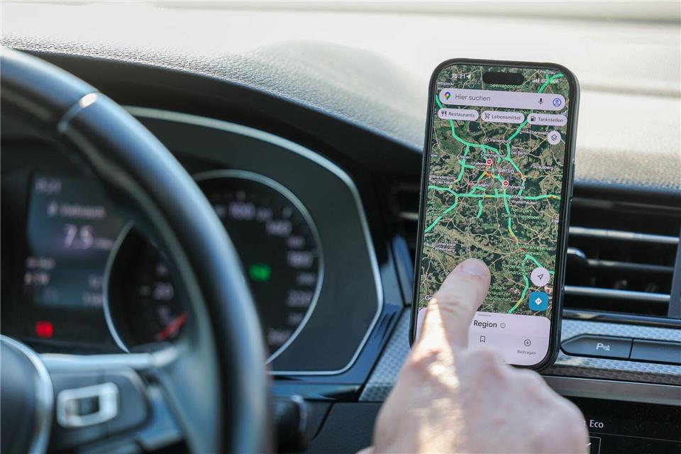 Navi ja – Rumdrücken nein. Auch in der Halterung ist das Smartphone eine Ablenkung, wenn man während der Fahrt darauf tippt. Besser: vor Fahrtstart alles einstellen.picture alliance/dpa