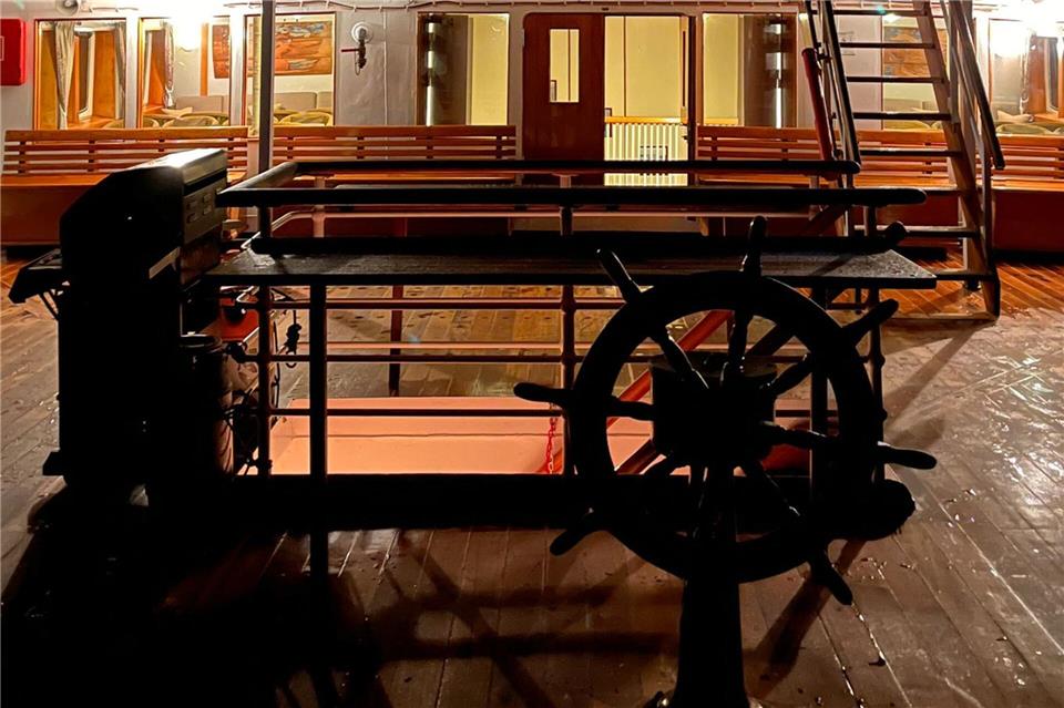 Navigieren auf Teakholzplanken: Das Notsteuerrad auf dem Achterdeck ist original und noch mit dem Steuerruder verbunden.Heidi Scharvogel/dpa-tmn