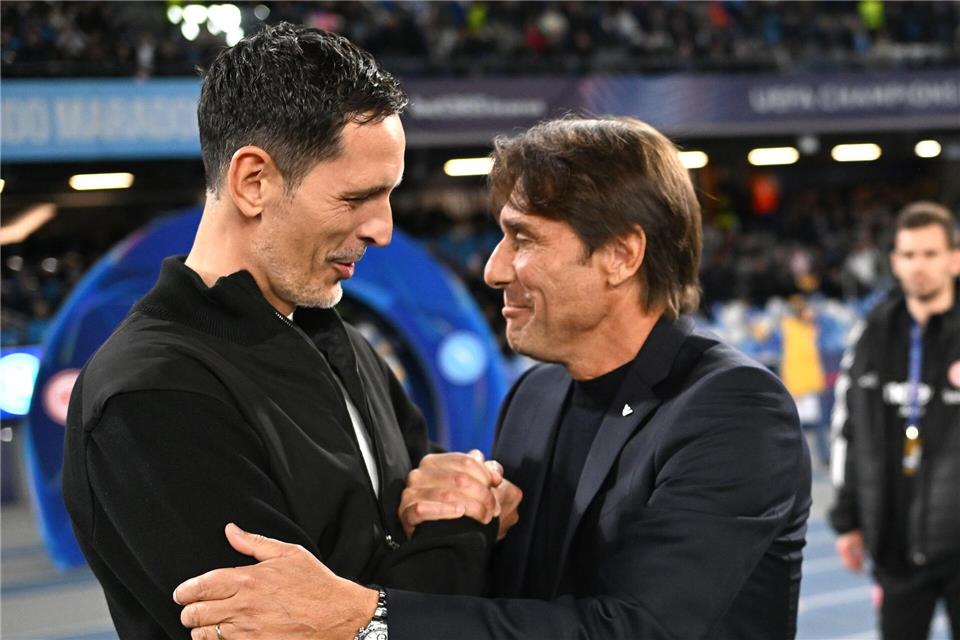 Neapels Coach Antonio Conte (r) staunte über die Spielweise von Eintracht Frankfurt unter Trainer Dino Toppmöller (l).Arne Dedert/dpa
