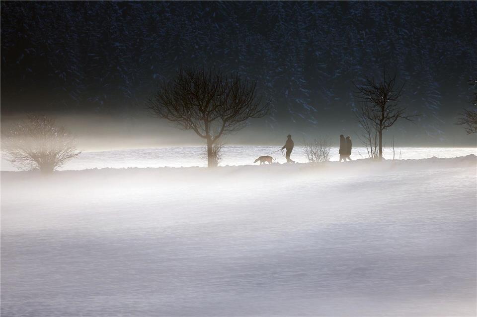 Nebel und Schnee wird vom Wetterdienst vorhergesagt.Karl-Josef Hildenbrand/dpa