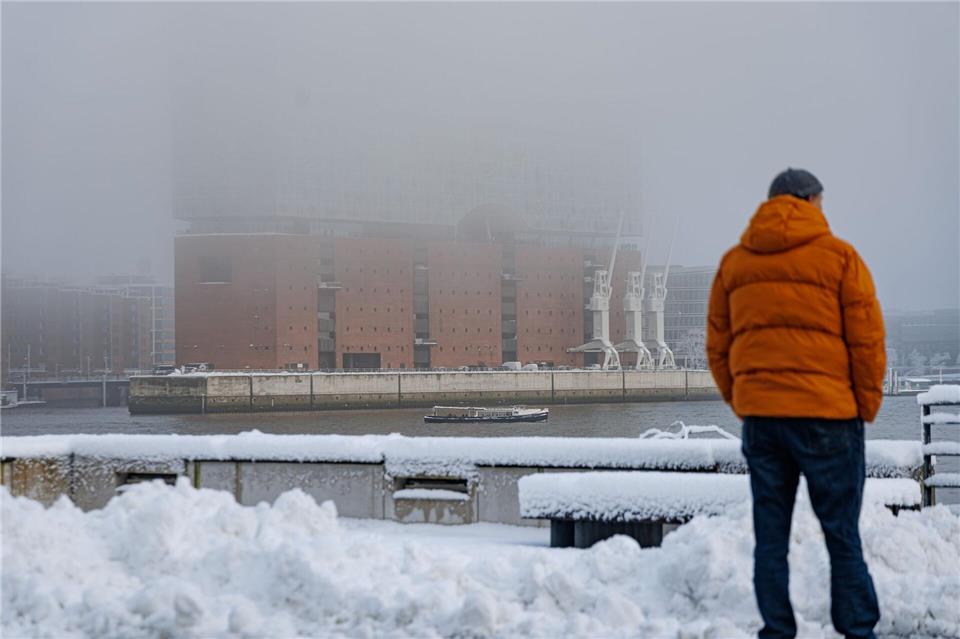 Nebel verhüllt die Elbphilharmonie in der Hafencity. Markus Scholz/dpa