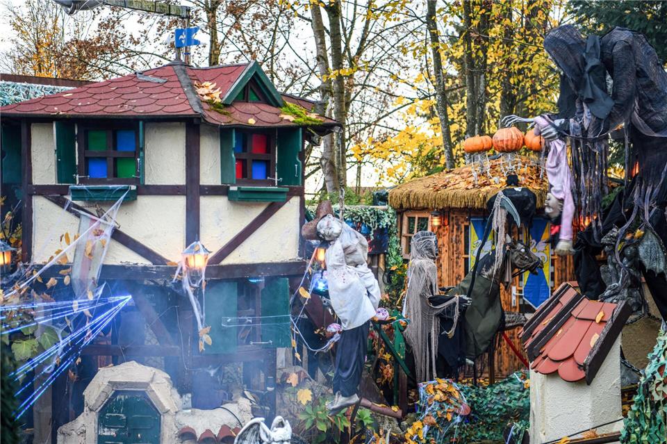Halloween mit Herz - Familie König lädt zum Gruseln ein Nebelschwaden, Skelette und Spinnenweben – das Halloween-Haus der Familie König verwandelt sich jedes Jahr in eine eigene kleine Fantasywelt.Jason Tschepljakow/dpa