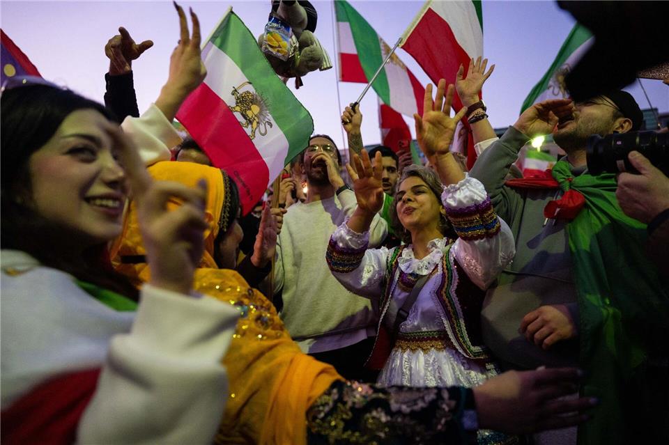Neben Baden-Württemberg gingen auch in anderen Städten die Menschen auf die Straße, wie hier in Berlin. Christophe Gateau/dpa