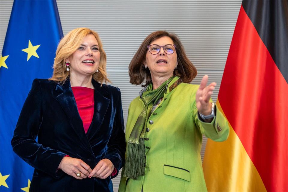 Neben Bayerns Landtagspräsidentin Ilse Aigner (CSU, rechts) wird auch Bundestagspräsidentin Julia Klöckner (CDU) im Kreis der Kandidatinnen genannt. (Archivbild)Michael Kappeler/dpa