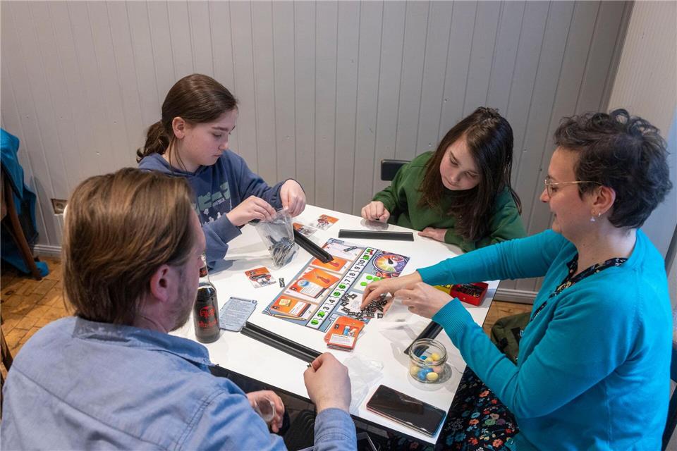 Neben Brettspielen steht das soziale Miteinander in dem Spiele-Café im Vordergrund.Helmut Fricke/dpa