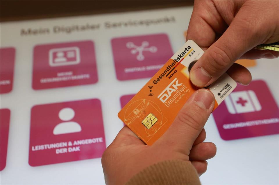 Neben Bürgerservices können Kunden auch mit ihren Krankenkassen in Kontakt treten. Matthias Bein/dpa