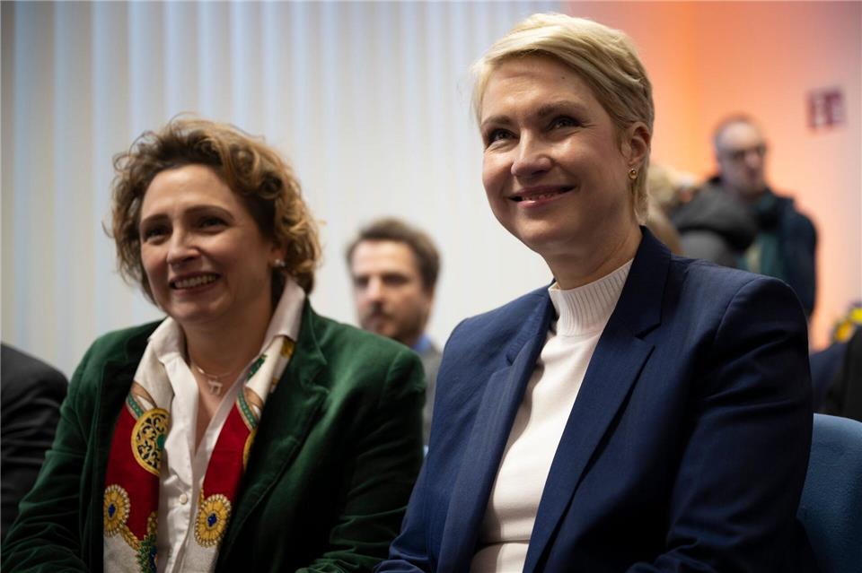 Neben EIB-Vizepräsidentin Nicola Beer (l) war auch Ministerpräsidentin Manuela Schwesig (SPD) bei der Vertragsunterzeichnung dabei.Philip Dulian/dpa