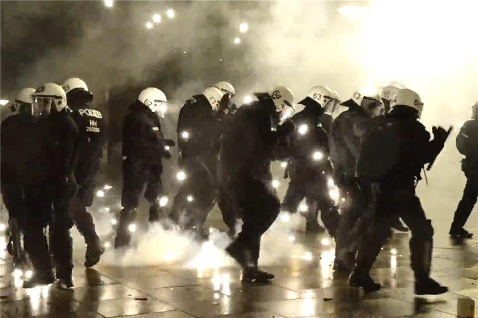 Neben Einsatzkräften wurden auch Passanten mit Pyrotechnik beworfen. Marcus Golejewski/dpa