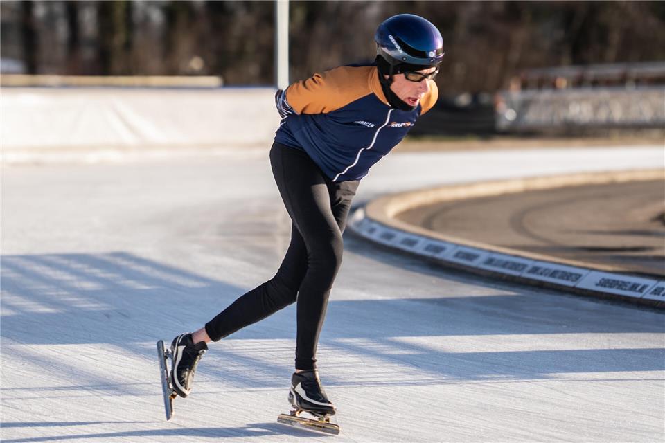 Neben Freizeit-Schlittschuhläufern mit Kindern drehen auch ambitionierte Eissportler regelmäßig ihre Runden auf der Natureisbahn in Winterswijk.