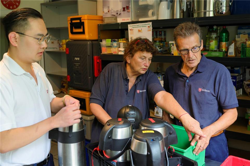 Neben Getränken und Hygieneartikeln ist eine frisch zubereitete warme Mahlzeit das Wichtigste. (Archivbild)Frank Molter/dpa