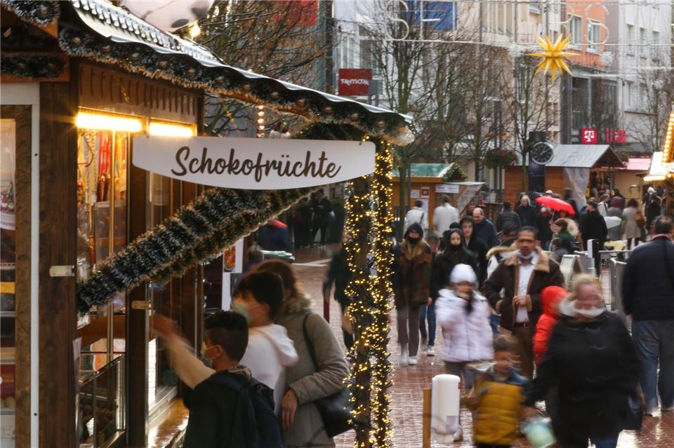 Neben Glühwein, gebrannten Mandeln und Bratwurst finden Besucher in Gießen auch einen Pop-Up-Weihnachtsmarkt. (Archivbild)Nadine Weigel/dpa