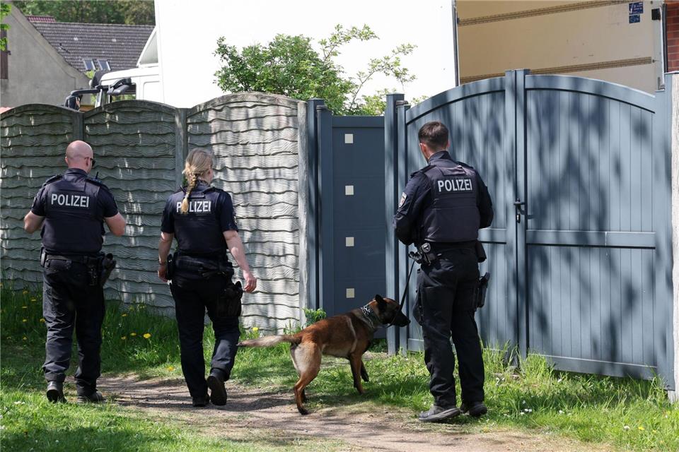 Neben Goldspürhunden kommen laut LKA auch Bargeldspürhunde und ein Röntgenmobil vom Zoll zum Einsatz.  Bernd Wüstneck/dpa