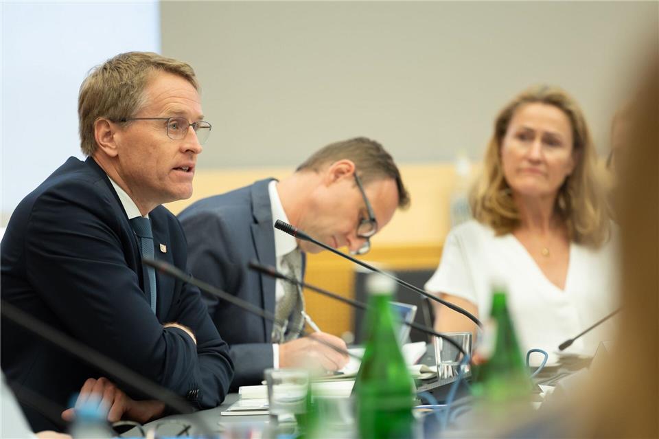 Neben Günther sind unter anderem auch Staatskanzlei-Chef Dirk Schrödter (CDU, Mitte) und Finanzministerin Silke Schneider (Grüne) im Ausschuss.Ulrich Perrey/dpa