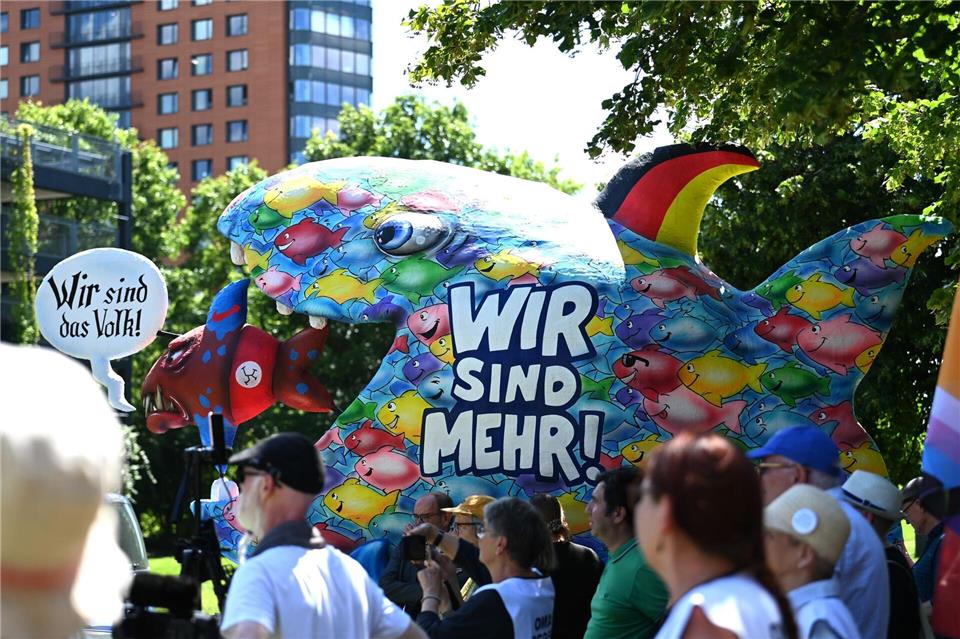 Neben Karnevalswagen-Bauer Jaques Tilly unterstützen auch andere Prominente das Bündnis gegen Rechts.Celine Frohnapfel/dpa