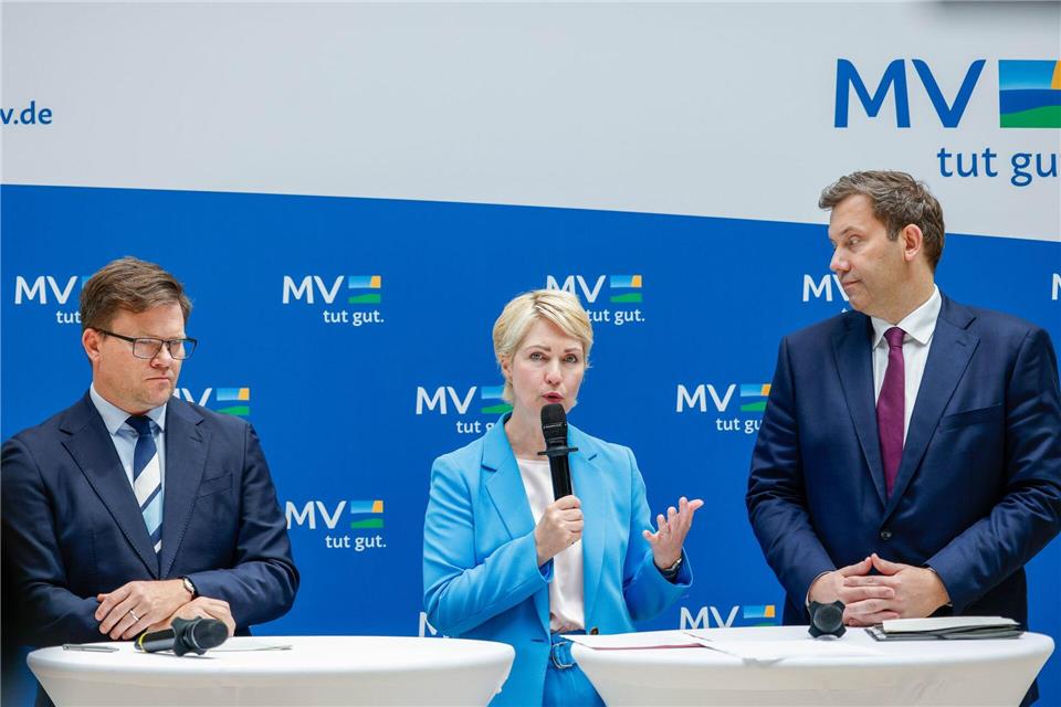 Neben Mecklenburg-Vorpommerns Ministerpräsidentin Manuela Schwesig nahmen auch Bundesfinanzminister Lars Klingbeil (r) und Bundesumweltminister Carsten Schneider (l) an der Kabinettssitzung teil.Carsten Koall/dpa