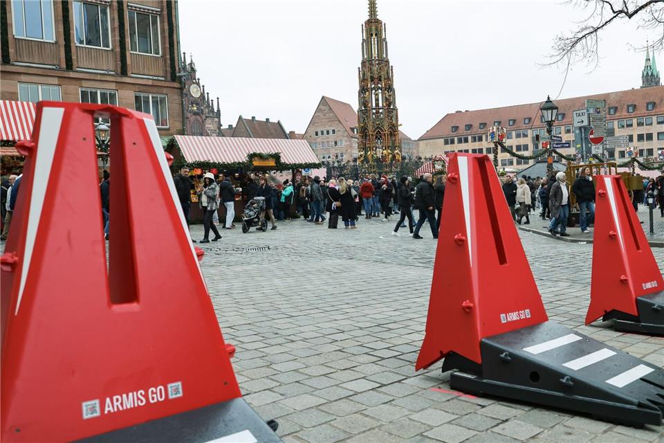 Neben Polizeikontrollen sollten Poller die Sicherheit auf den Weihnachtsmärkten gewährleisten. (Archivbild)Daniel Löb/dpa