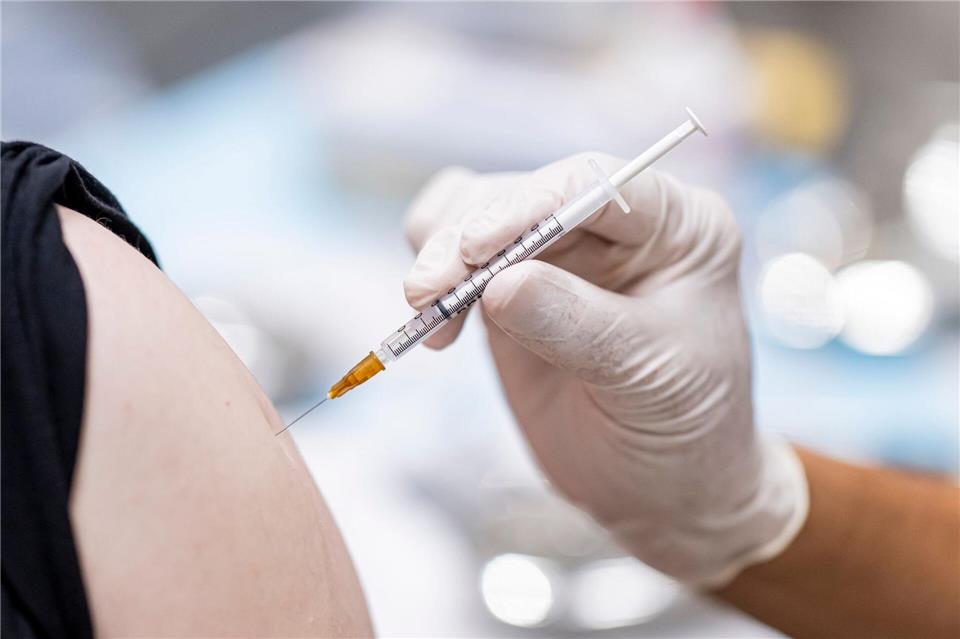 Neben Praxen bieten auch einige Apotheken und die Gesundheitsämter eine Grippe-Impfung an - sofern Impfstoff verfügbar ist. (Symbolbild)Fabian Sommer/dpa