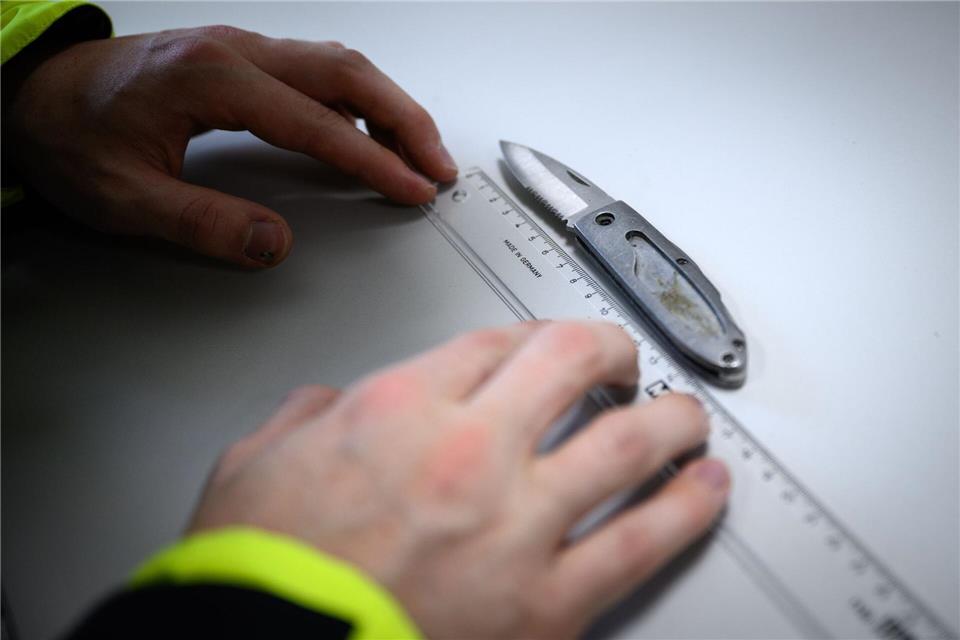 Neben Schusswaffen stellten die Beamten auch Messer sicher. (Symbolbild)Bernd von Jutrczenka/dpa