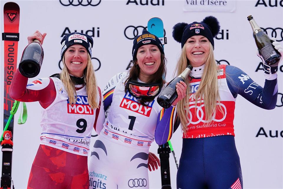 Neben Siegerin Hütter (links) und der drittplatzierten Vonn (rechts) lässt es sich gut feiern.Pier Marco Tacca/AP/dpa