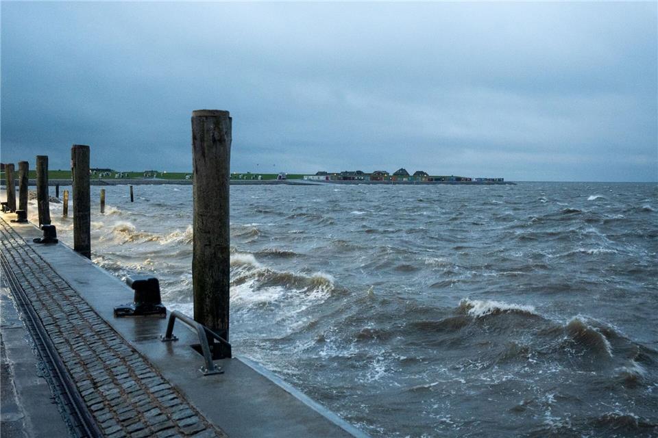 Neben Sturmböen ist auch mit Dauerregen am Samstag zurechnen (Symbolbild)Daniel Bockwoldt/dpa/Daniel Bockwoldt